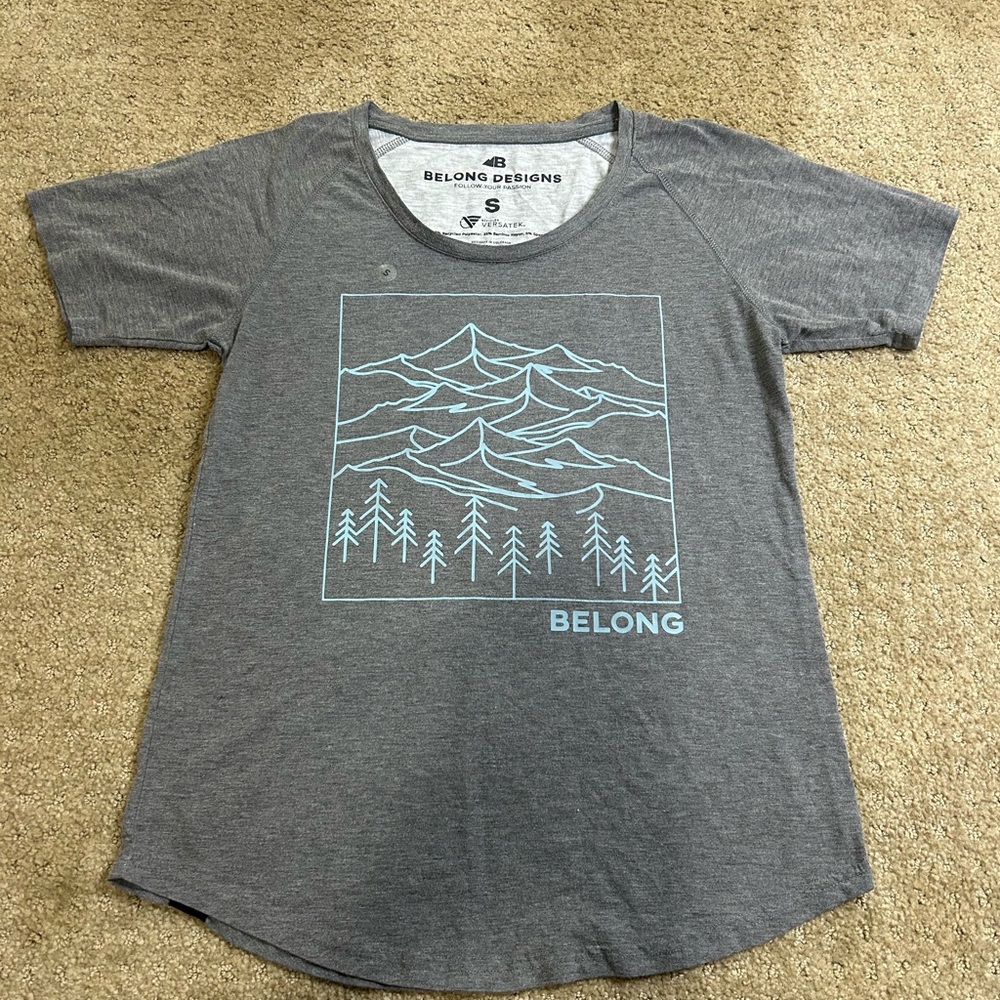 Belong Designs Women’s Small Gray/Blue Mountain Landscape Short Sleeve T-Shirt